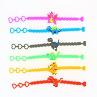 1 pulsera de dinosaurio.