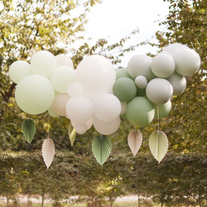 Guirnalda de Globos con Abanicos de Palma - Salvia / Crema 